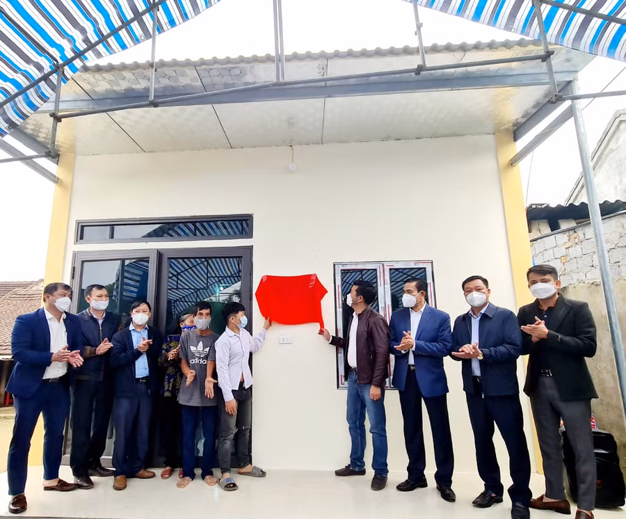 Chủ tịch UBND tỉnh Võ Trọng Hải cùng các nhà hảo tâm, đại diện VP báo Gd&amp;TĐ và gia đình kéo băng khánh thành.