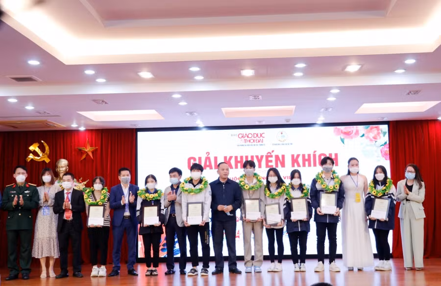 Ban tổ chức Trao giải Khuyến khích cho các nhóm tác giả.