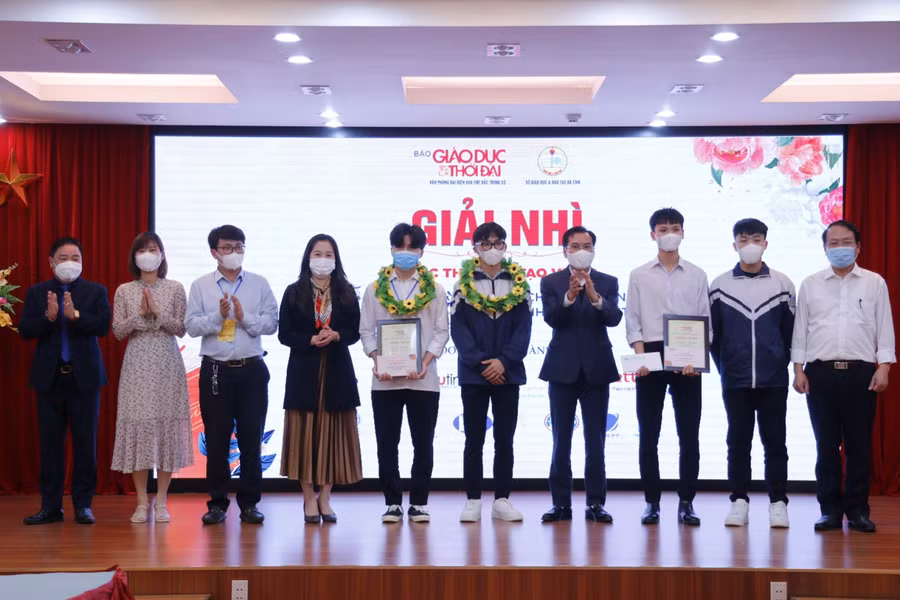 Trao giải Nhì cho các tác giả trong cuộc thi.