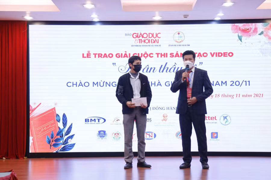 Nhà báo Nguyễn Văn Dũng đã có những chia sẻ và trao quà cho thầy Võ Trọng quân - GV Trường THPT Nguyễn Văn Trỗi (huyện Lộc Hà).