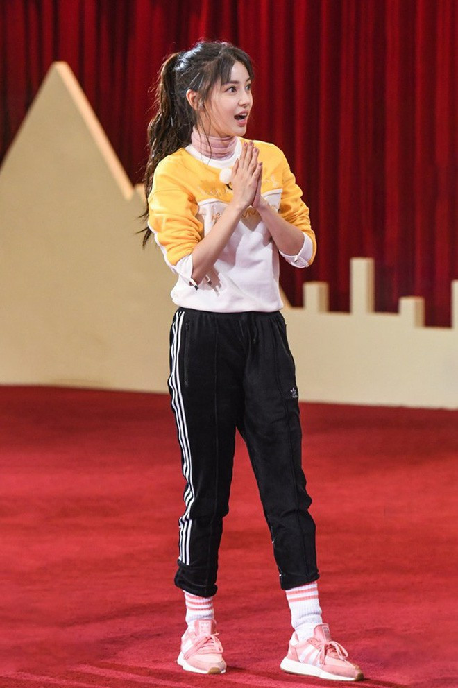 Diện set đồ đơn giản, không ngờ Angela Baby phô bày toàn bộ nhược điểm vóc dáng ảnh 7