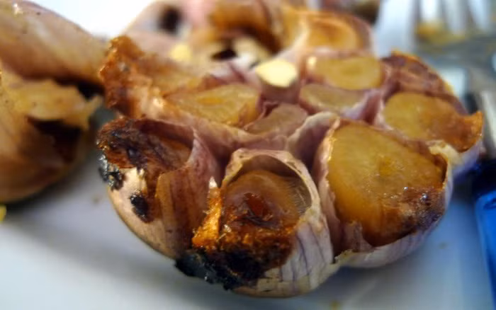 Nướng 1 tép tỏi rồi ăn, bạn sẽ nhận thấy sự thay đổi kì diệu của cơ thể chỉ sau 24 giờ-1