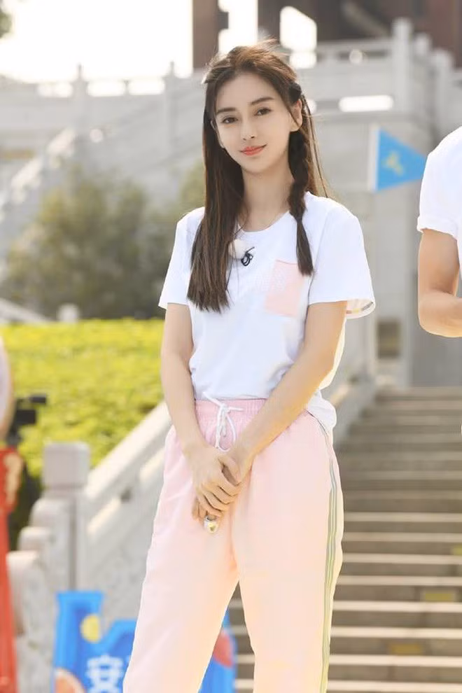 Diện set đồ đơn giản, không ngờ Angela Baby phô bày toàn bộ nhược điểm vóc dáng ảnh 6