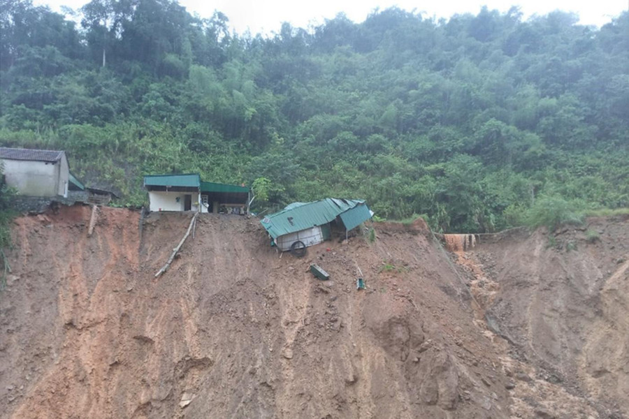 Ngôi nhà nằm sát đồi bị sạt lở, sắp đổ ập xuống vực. Ngôi nhà nằm sát đồi bị sạt lở, sắp đổ ập xuống vực.