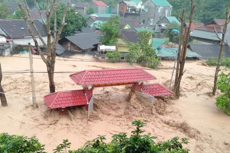 Ông Lương Văn Biên - Chủ tịch UBND thị trấn Mường Xén, huyện Kỳ Sơn cho biết, thị trấn Mường Xén bắt đầu bị ngập sâu từ 1h sáng hôm nay. Đến thời điểm hiện tại, khu vực khối 1 vẫn bị ngập. “Hiện chưa thể thống kê thiệt hại do cơn lũ gây ra. Trước mắt đã ghi nhận 2 chiếc ô tô bị cuốn trôi”, ông Biên nói. Ông Lương Văn Biên - Chủ tịch UBND thị trấn Mường Xén, huyện Kỳ Sơn cho biết, thị trấn Mường Xén bắt đầu bị ngập sâu từ 1h sáng hôm nay. Đến thời điểm hiện tại, khu vực khối 1 vẫn bị ngập. “Hiện chưa thể thống kê thiệt hại do cơn lũ gây ra. Trước mắt đã ghi nhận 2 chiếc ô tô bị cuốn trôi”, ông Biên nói.