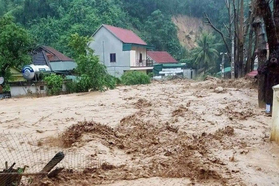 Khoảng 12h đêm 1/10, một trận mưa to khiến nước từ đầu nguồn tràn về thị trấn Mường Xén và xã Tà Cạ (huyện Kỳ Sơn, Nghệ An). Lũ lên nhanh làm ngập toàn bộ các hộ dân ở dọc đường, từ cầu tràn Hòa Sơn vào đến khối 1 (thị trấn Mường Xén) và các cơ quan hành chính đóng ở đây. Khoảng 12h đêm 1/10, một trận mưa to khiến nước từ đầu nguồn tràn về thị trấn Mường Xén và xã Tà Cạ (huyện Kỳ Sơn, Nghệ An). Lũ lên nhanh làm ngập toàn bộ các hộ dân ở dọc đường, từ cầu tràn Hòa Sơn vào đến khối 1 (thị trấn Mường Xén) và các cơ quan hành chính đóng ở đây.