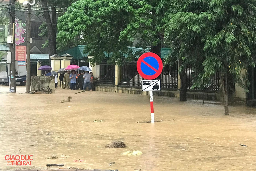 Lực lượng chức năng huyện Kỳ Sơn đang nỗ lực khơi thông các dòng chảy. Lực lượng chức năng huyện Kỳ Sơn đang nỗ lực khơi thông các dòng chảy.