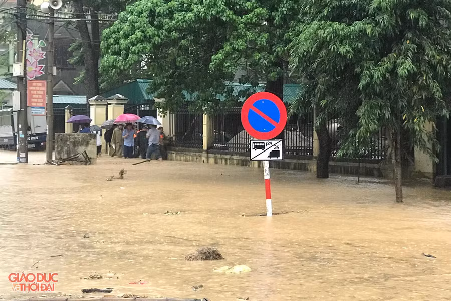 Lực lượng chức năng huyện Kỳ Sơn đang nỗ lực khơi thông các dòng chảy.