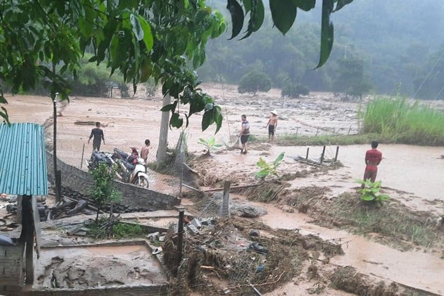 Lũ lớn khiến nhiều ngôi nhà bị đổ sập, hư hỏng nặng. Lũ lớn khiến nhiều ngôi nhà bị đổ sập, hư hỏng nặng.