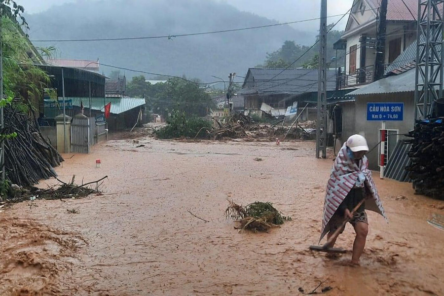 Mưa lũ làm ngập và sạt lở nhiều đoạn trên tuyến đường từ thị trấn Mường Xén đi xã Tây Sơn, cầu tràn Sơn Hà, xã Tà Cạ bị hư hỏng. Mưa lũ làm ngập và sạt lở nhiều đoạn trên tuyến đường từ thị trấn Mường Xén đi xã Tây Sơn, cầu tràn Sơn Hà, xã Tà Cạ bị hư hỏng.