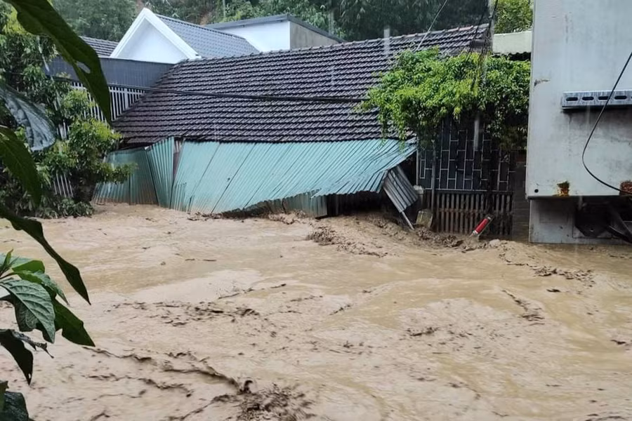 Nhiều đoạn đường ở thị trấn Mường Xén bị ngập sâu.