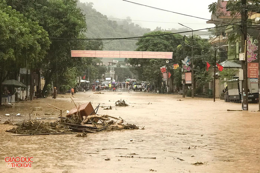 Trận lũ lớn khiến thị trấn Mường Xén, huyện Kỳ Sơn bị ngập. Nhiều vị trí ngập sâu từ 0,5-1m. Trận lũ lớn khiến thị trấn Mường Xén, huyện Kỳ Sơn bị ngập. Nhiều vị trí ngập sâu từ 0,5-1m.