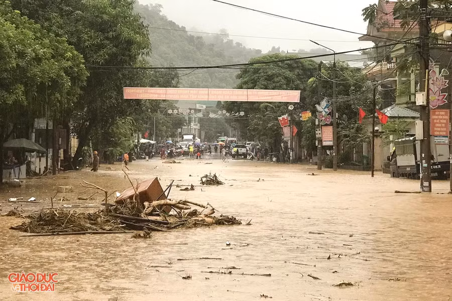 Trận lũ lớn khiến thị trấn Mường Xén, huyện Kỳ Sơn bị ngập. Nhiều vị trí ngập sâu từ 0,5-1m.