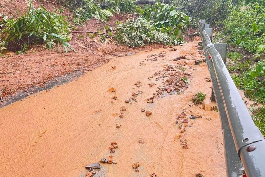 Nhiều tuyến đường liên huyện, liên xã bị sạt lở. Nhiều tuyến đường liên huyện, liên xã bị sạt lở.