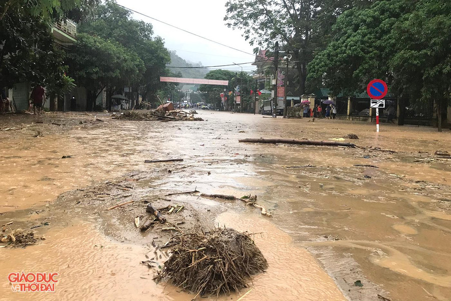Theo thống kê, đến 12h ngày 2/10, trận lũ ống, lũ quét đã khiến 1 cháu bé 4 tuổi (ở bản Sơn Hà, xã Tà Cạ) tử vong do bị nhà sập; 1 cháu đang mất tích do nước lũ cuốn; 3 ngôi nhà (ở bản Bình Sơn, xã Tà Cạ) bị cuốn trôi; 50 ngôi nhà (ở bản Bình Sơn, xã Tà Cạ và khối 1, thị trấn Mường Xén) bị ngập nước, trong đó có nhiều nhà ngập nặng. Ngoài ra còn có nhiều tài sản có giá trị của người dân bị lũ cuốn. Theo thống kê, đến 12h ngày 2/10, trận lũ ống, lũ quét đã khiến 1 cháu bé 4 tuổi (ở bản Sơn Hà, xã Tà Cạ) tử vong do bị nhà sập; 1 cháu đang mất tích do nước lũ cuốn; 3 ngôi nhà (ở bản Bình Sơn, xã Tà Cạ) bị cuốn trôi; 50 ngôi nhà (ở bản Bình Sơn, xã Tà Cạ và khối 1, thị trấn Mường Xén) bị ngập nước, trong đó có nhiều nhà ngập nặng. Ngoài ra còn có nhiều tài sản có giá trị của người dân bị lũ cuốn.