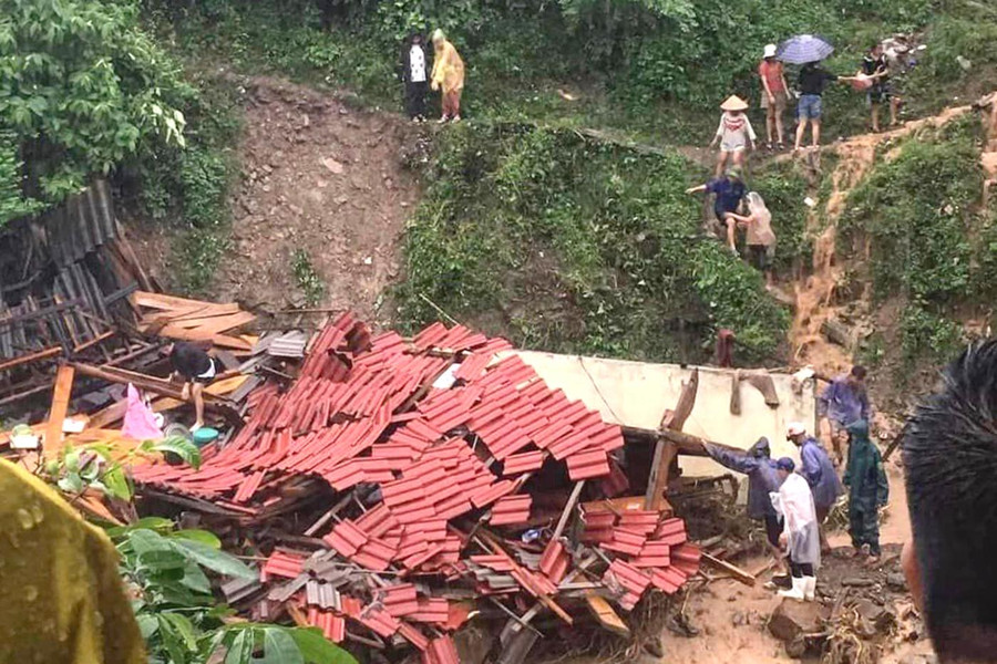 Theo ông Biên, lúc này trên địa bàn đang có mưa rất to, phía lực lượng chức năng cùng người dân địa phương đang thực hiện công tác cứu hộ cứu nạn, di dời đồ đạc cho những nhà dân bị ảnh hưởng và có nguy cơ bị ảnh hưởng. Theo ông Biên, lúc này trên địa bàn đang có mưa rất to, phía lực lượng chức năng cùng người dân địa phương đang thực hiện công tác cứu hộ cứu nạn, di dời đồ đạc cho những nhà dân bị ảnh hưởng và có nguy cơ bị ảnh hưởng.