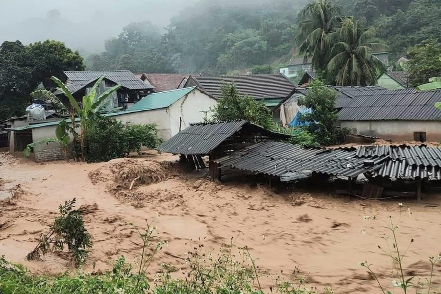Ngay trong đêm, chính quyền huyện Kỳ Sơn đã huy động tối đa lực lượng cán bộ, chiến sĩ công an, bộ đội cùng các phương tiện, máy móc hỗ trợ người dân sơ tán người và tài sản đến nơi an toàn. Ngay trong đêm, chính quyền huyện Kỳ Sơn đã huy động tối đa lực lượng cán bộ, chiến sĩ công an, bộ đội cùng các phương tiện, máy móc hỗ trợ người dân sơ tán người và tài sản đến nơi an toàn.