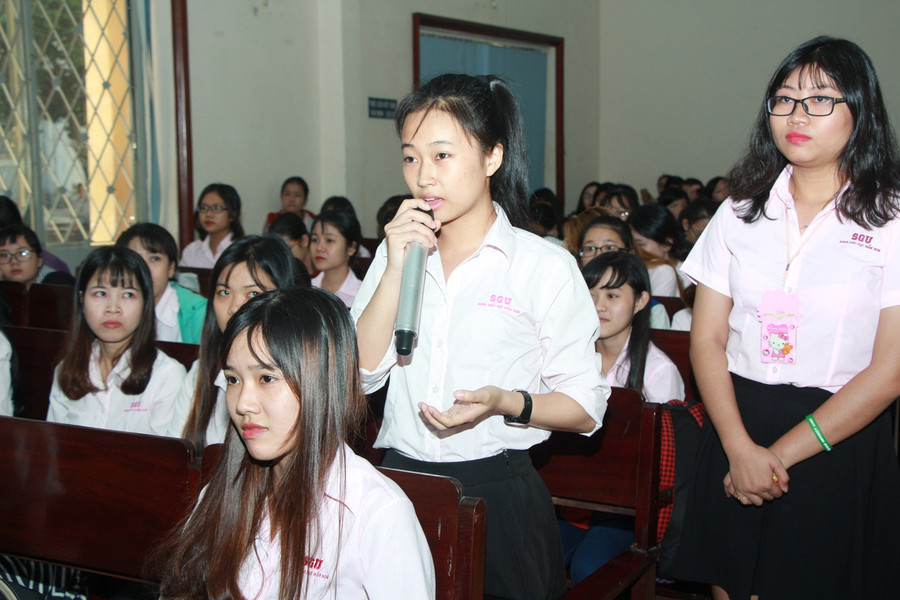 Học sinh Khoa sư phạm mầm non Trường ĐH Sài Gòn trao đổi với các chuyên gia