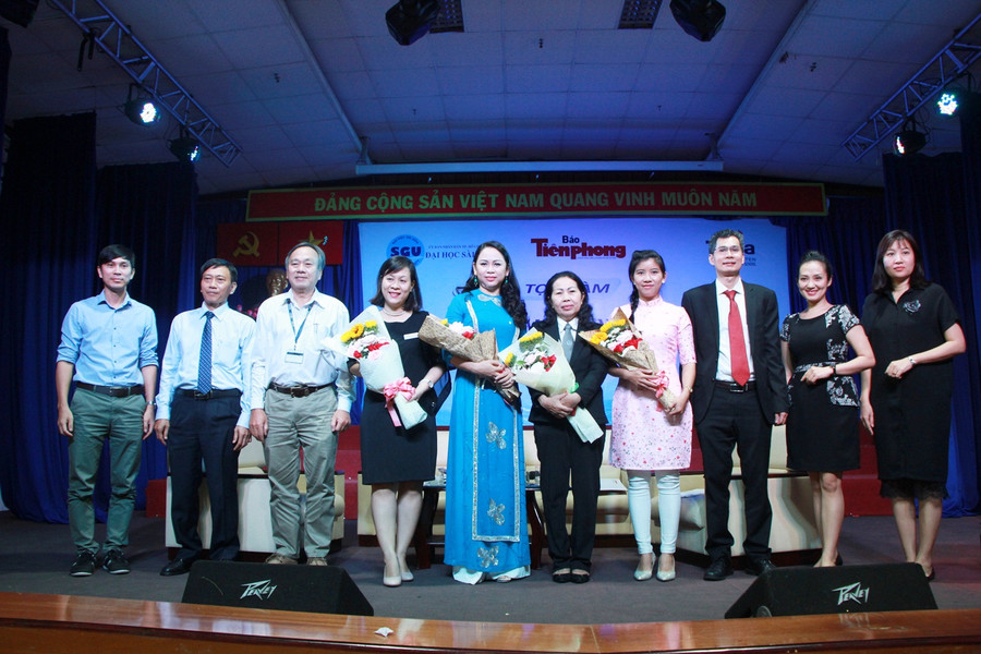 Các chuyên gia và cán bộ quản lý, giáo viên chụp ảnh kỉ niệm tại tọa đàm