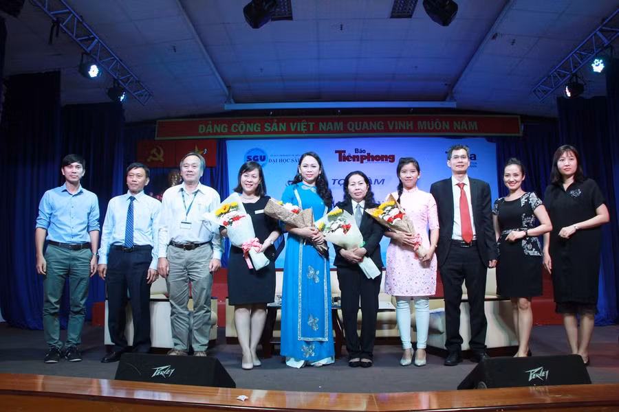 Các chuyên gia và cán bộ quản lý, giáo viên chụp ảnh kỉ niệm tại tọa đàm