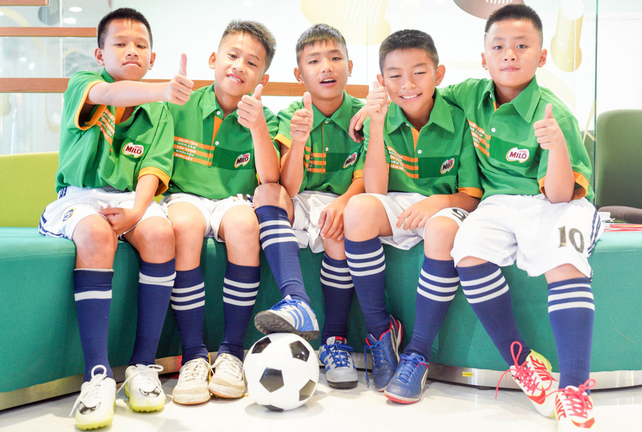 Các tuyển thủ nhí hào hứng trước giờ lên đường sang Barcelona Các tuyển thủ nhí hào hứng trước giờ lên đường sang Barcelona