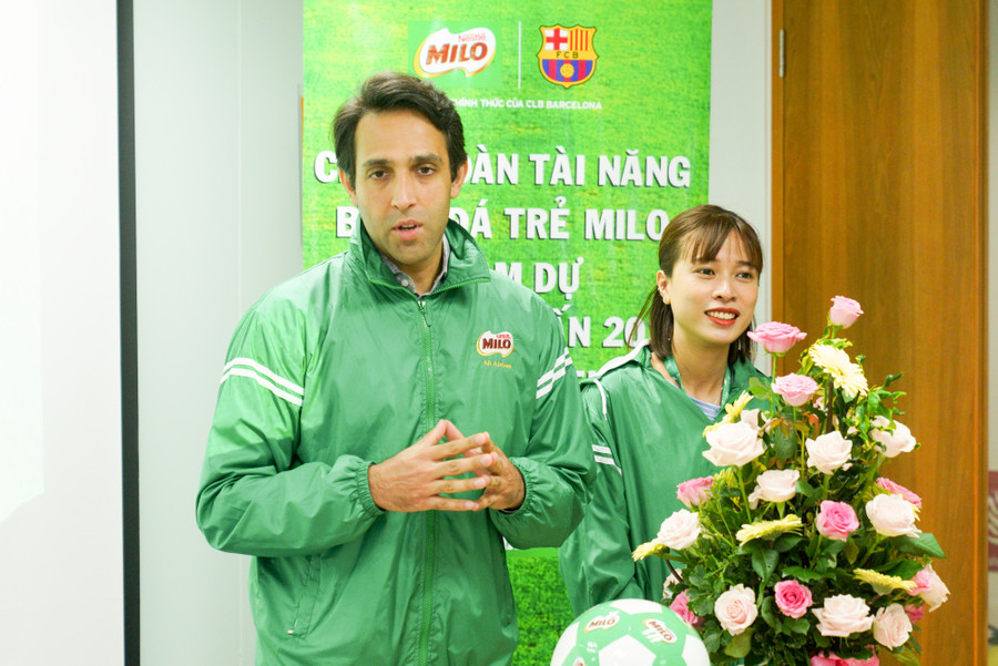 Ông Ali Abbas - Giám đốc ngành hàng MILO và sữa Công ty Nestlé Việt Nam phát biểu chúc mừng các tuyển thủ nhí lên đường sang Barcelona Ông Ali Abbas - Giám đốc ngành hàng MILO và sữa Công ty Nestlé Việt Nam phát biểu chúc mừng các tuyển thủ nhí lên đường sang Barcelona
