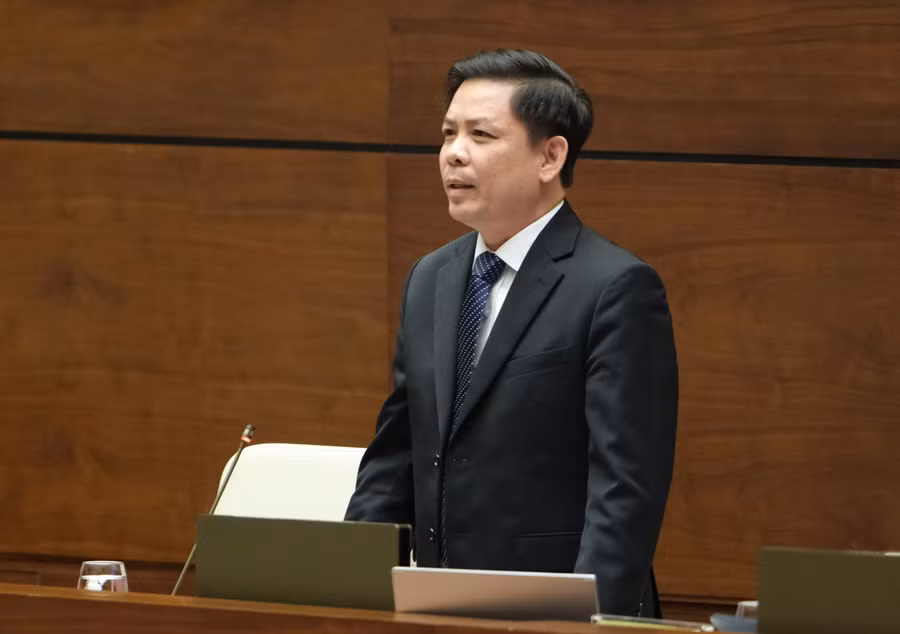 Bộ trưởng Bộ Giao thông vận tải Nguyễn Văn Thể trả lời chất vấn. Ảnh: Quang Khánh.