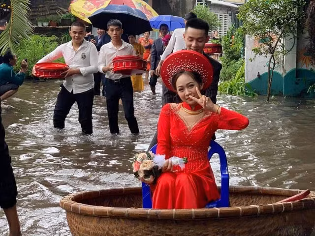 Clip: Cách rước dâu độc nhất vô nhị chỉ có trong mùa lũ
