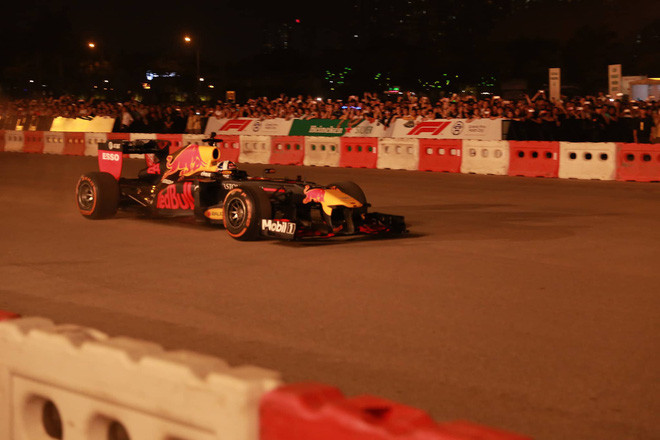 Xe đua F1 lao qua như cơn gió trước khu vực sân vận động Mỹ Đình, ngàn người hò reo - Ảnh 4. Xe đua F1 lao qua như cơn gió trước khu vực sân vận động Mỹ Đình, ngàn người hò reo - Ảnh 4.