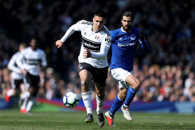 Andre Gomes (phải) sẽ phải ngồi ngoài ba trận Andre Gomes (phải) sẽ phải ngồi ngoài ba trận