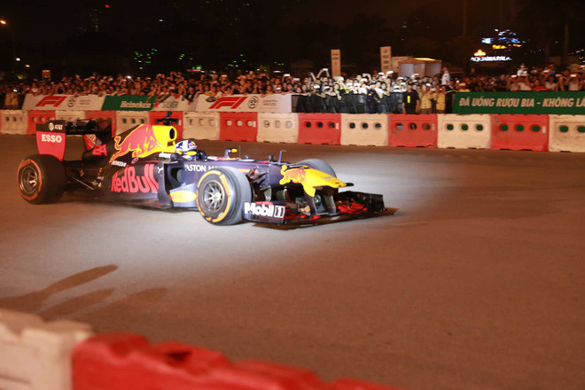 Xe đua F1 lao qua như cơn gió trước khu vực sân vận động Mỹ Đình, ngàn người hò reo - Ảnh 8. Xe đua F1 lao qua như cơn gió trước khu vực sân vận động Mỹ Đình, ngàn người hò reo - Ảnh 8.