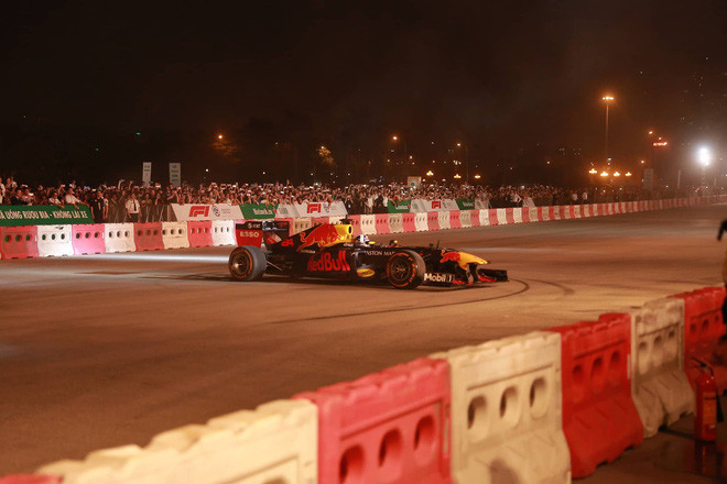 Xe đua F1 lao qua như cơn gió trước khu vực sân vận động Mỹ Đình, ngàn người hò reo - Ảnh 2. Xe đua F1 lao qua như cơn gió trước khu vực sân vận động Mỹ Đình, ngàn người hò reo - Ảnh 2.