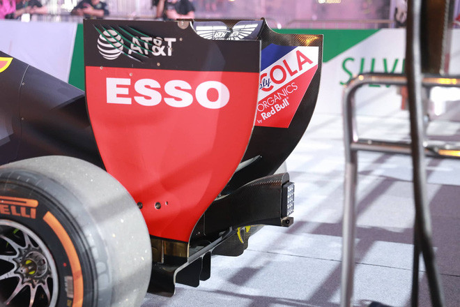 Xe đua F1 lao qua như cơn gió trước khu vực sân vận động Mỹ Đình, ngàn người hò reo - Ảnh 7. Xe đua F1 lao qua như cơn gió trước khu vực sân vận động Mỹ Đình, ngàn người hò reo - Ảnh 7.