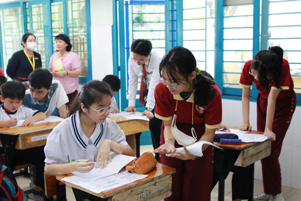 Các hoạt động dạy học, tặng quà… được tổ chức định kỳ giúp học sinh lan tỏa tinh thần sẻ chia, giúp đỡ mọi người xung quanh. Các hoạt động dạy học, tặng quà… được tổ chức định kỳ giúp học sinh lan tỏa tinh thần sẻ chia, giúp đỡ mọi người xung quanh.