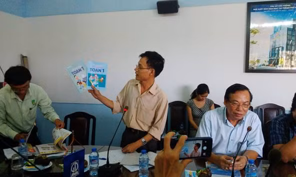 Ông Đỗ Thành Lâm hướng dẫn cách nhận biết quyển sách thật và sách giả