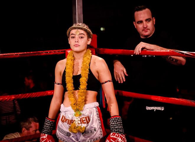 Theo Alma, mục tiêu của cô trong tương lai là giành chiến thắng nhiều nhất có thể. Ngoài ra, nữ võ sĩ 18 tuổi muốn gửi thông điệp đến phái nữ rằng hãy cứ mạnh mẽ trong cuộc sống, dứt khoát theo đuổi giấc mơ và bỏ ngoài tai định kiến. Nha vo dich Muay Thai mong duoc dau vo si Viet Nam hinh anh 2