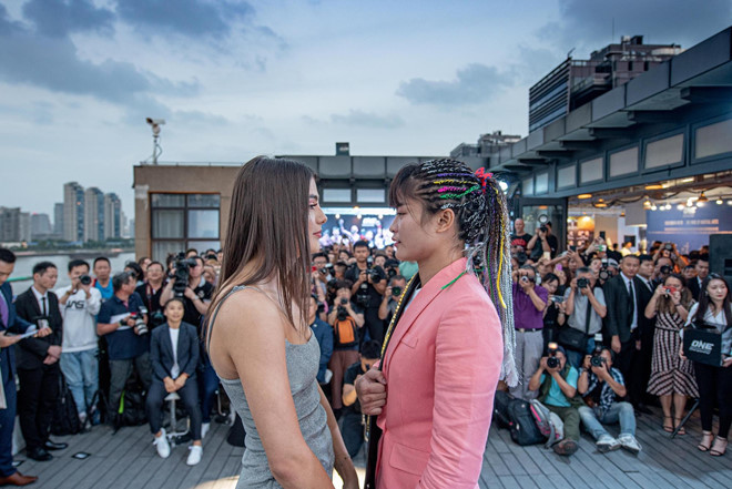 Ngày 15/6, Alma sẽ tham dự sự kiện "ONE: LEGENDARY QUEST" diễn ra tại Trung Quốc, nơi cô đối đầu với Stamp Fairtex, nhà vô địch hạng cân Atomweight. Nếu giành chiến thắng, nữ võ sĩ người Australia sẽ có chiếc đai đầu tiên của ONE Championship. Nha vo dich Muay Thai mong duoc dau vo si Viet Nam hinh anh 3