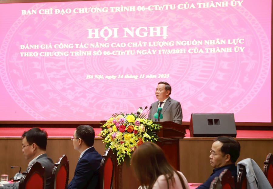Phó Bí thư Thành ủy Nguyễn Văn Phong phát biểu tại hội nghị Phó Bí thư Thành ủy Nguyễn Văn Phong phát biểu tại hội nghị
