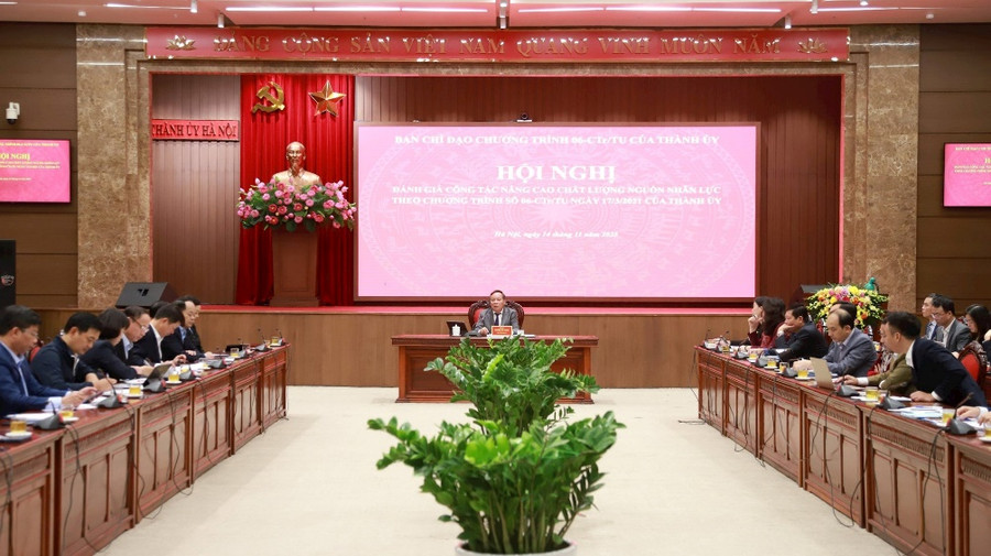 Phó Bí thư Thành ủy Hà Nội Nguyễn Văn Phong chủ trì hội nghị. Phó Bí thư Thành ủy Hà Nội Nguyễn Văn Phong chủ trì hội nghị.
