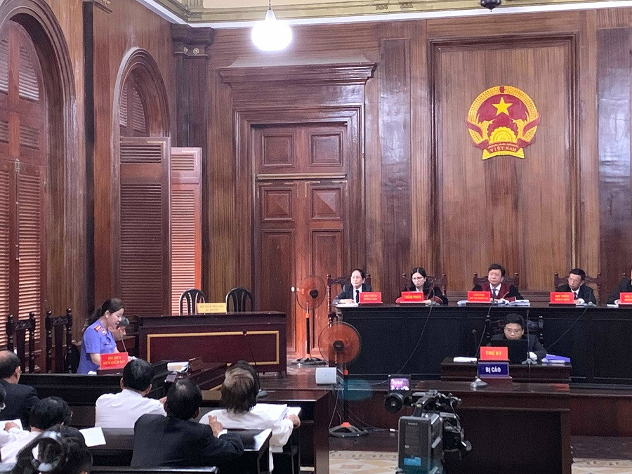 Đại diện Viện kiểm sát phản tố lại các văn bản của Cục quản lý Dược, Bộ y tế, giữ nguyên quan điểm và cáo trạng .