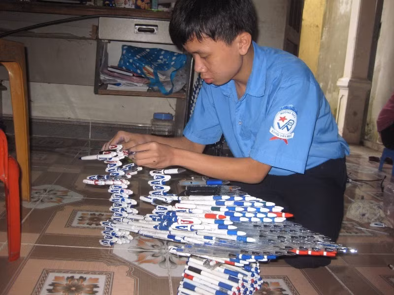 Tái chế bút bi thành sản phẩm thân thiện với môi trường