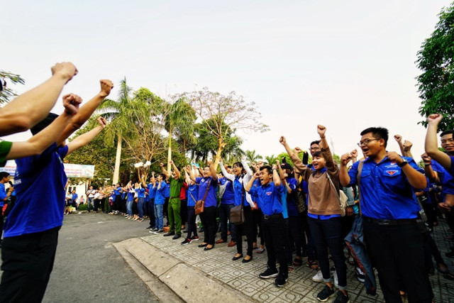 Các chiến sĩ tình nguyện cùng thể hiện sự quyết tâm sẵn sang cho chương trình