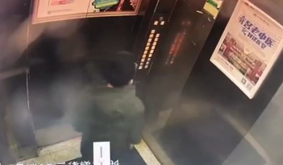 mắc kẹt,thang máy,tè bậy