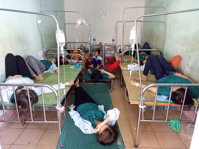 Bệnh nhân bị ngộ độc cấp cứu tại bệnh viện Đa khoa Tây Bắc Nghệ 