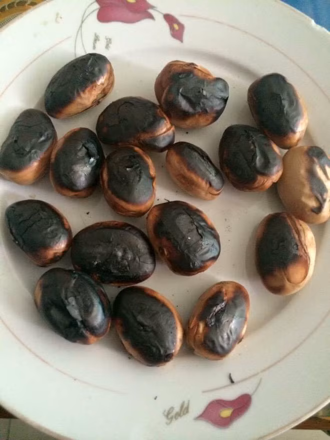 Khóc ngất với món trứng nổ, hạt mít thui rơm, cá chép hóa than của chị em - Ảnh 2.