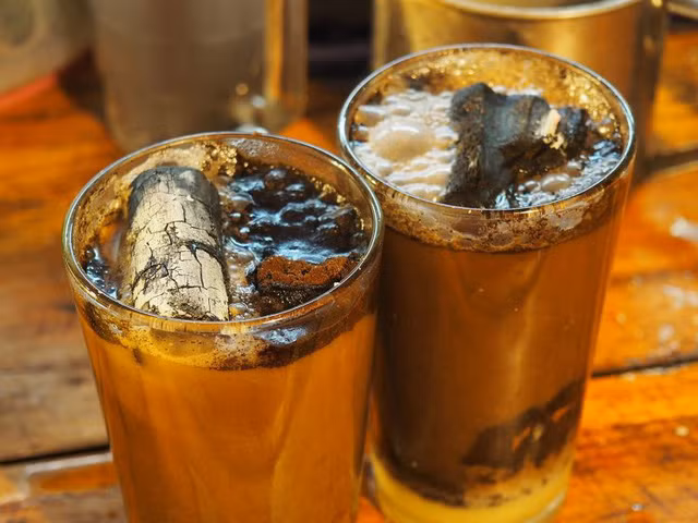 Đi uống cà phê kèm than để chữa đầy hơi, buồn nôn, tiêu chảy 