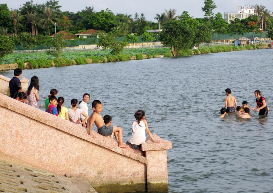 Hè về, trẻ thiếu sân chơi