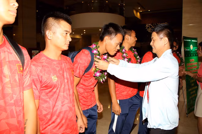 Ngày về rộn rã niềm vui của đội tuyển quần vợt Việt Nam - ảnh 2