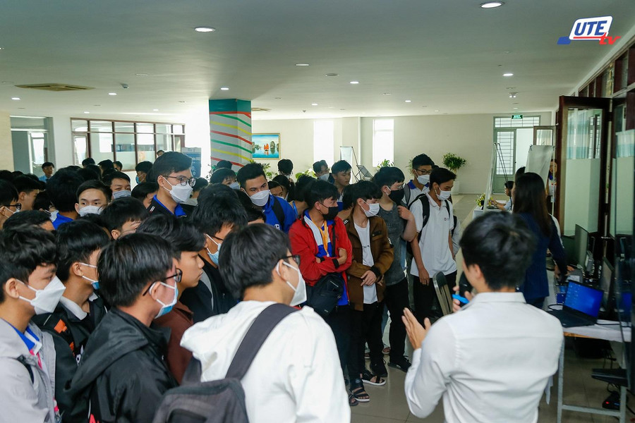 Sinh viên trải nghiệm nền tảng công nghệ WISE-PaaS.