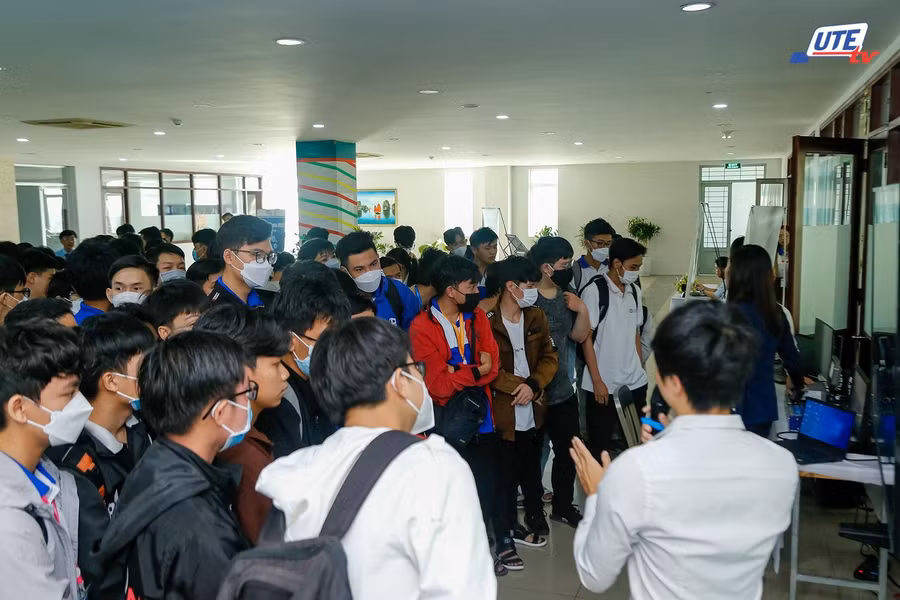 Sinh viên trải nghiệm nền tảng công nghệ WISE-PaaS.